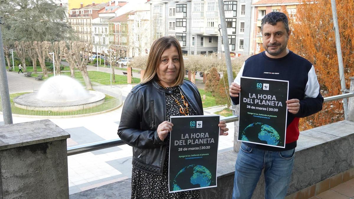 Los concejales Sonia Lago y Javier Rodríguez, este lunes, durante la presentación de la iniciativa a la que se suma Siero.