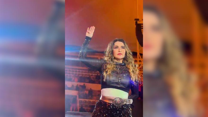 La cantante mexicana Alicia Villarreal pide auxilio con la señal de violencia de género durante un concierto