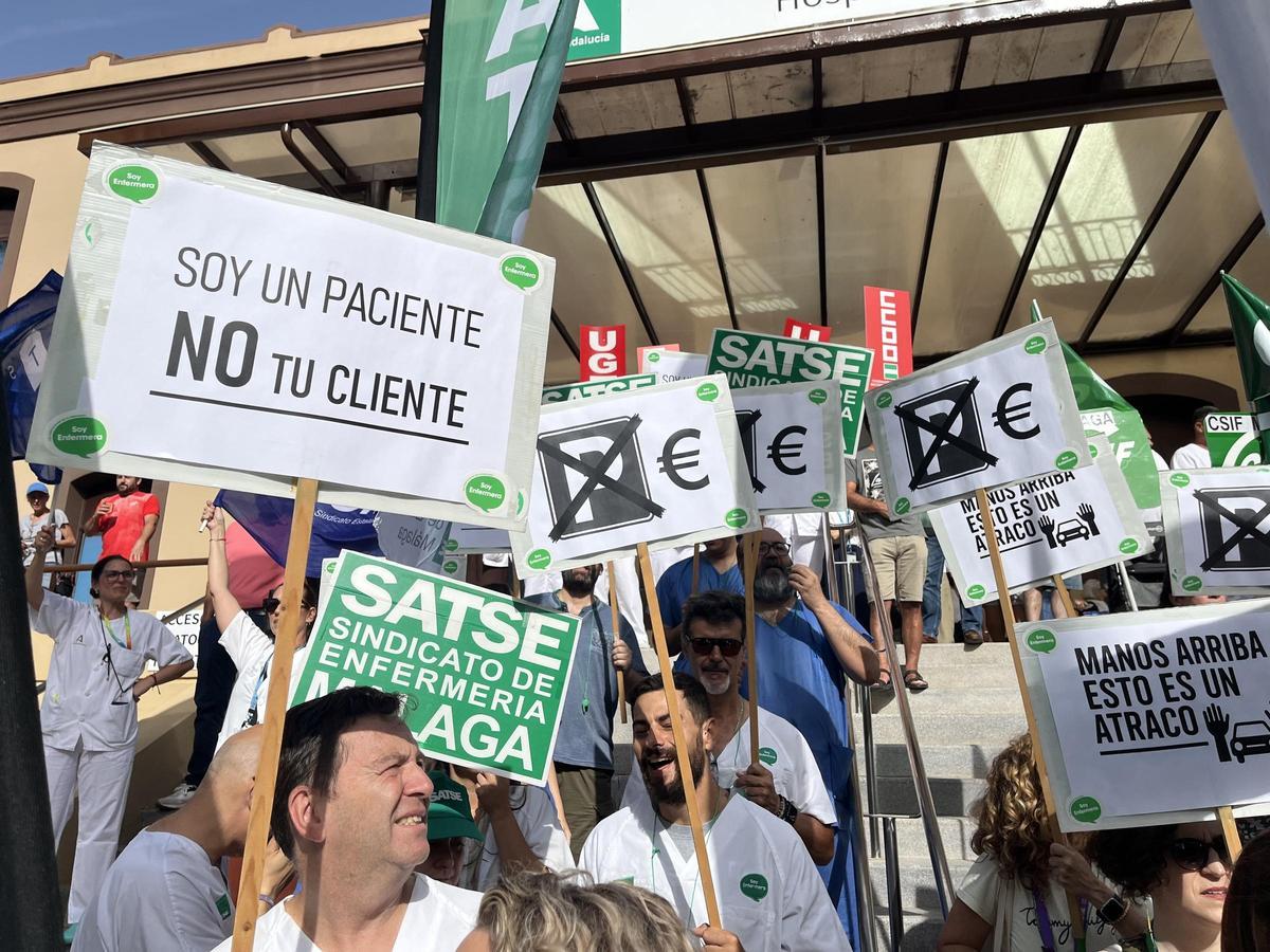 Concentración frente al Hospital Civil contra los nuevos precios del aparcamiento provisional.
