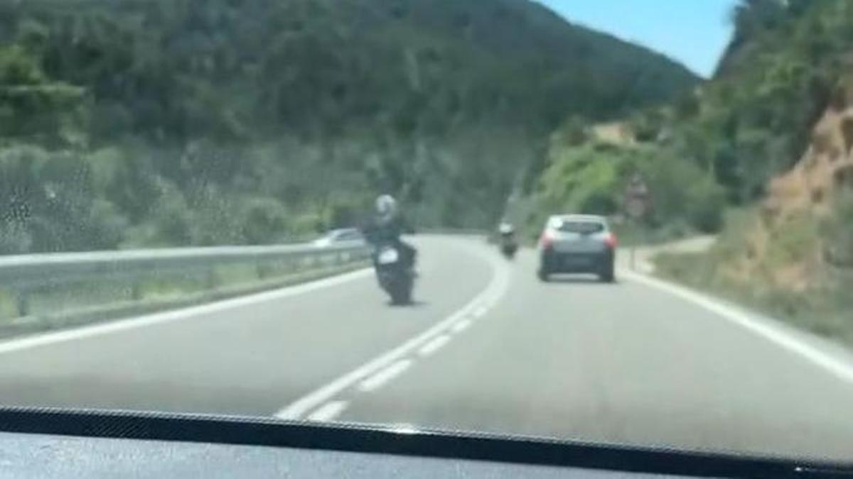 Un dels motoristes enxampats en el dispositiu realitzat pels Mossos al Solsonès