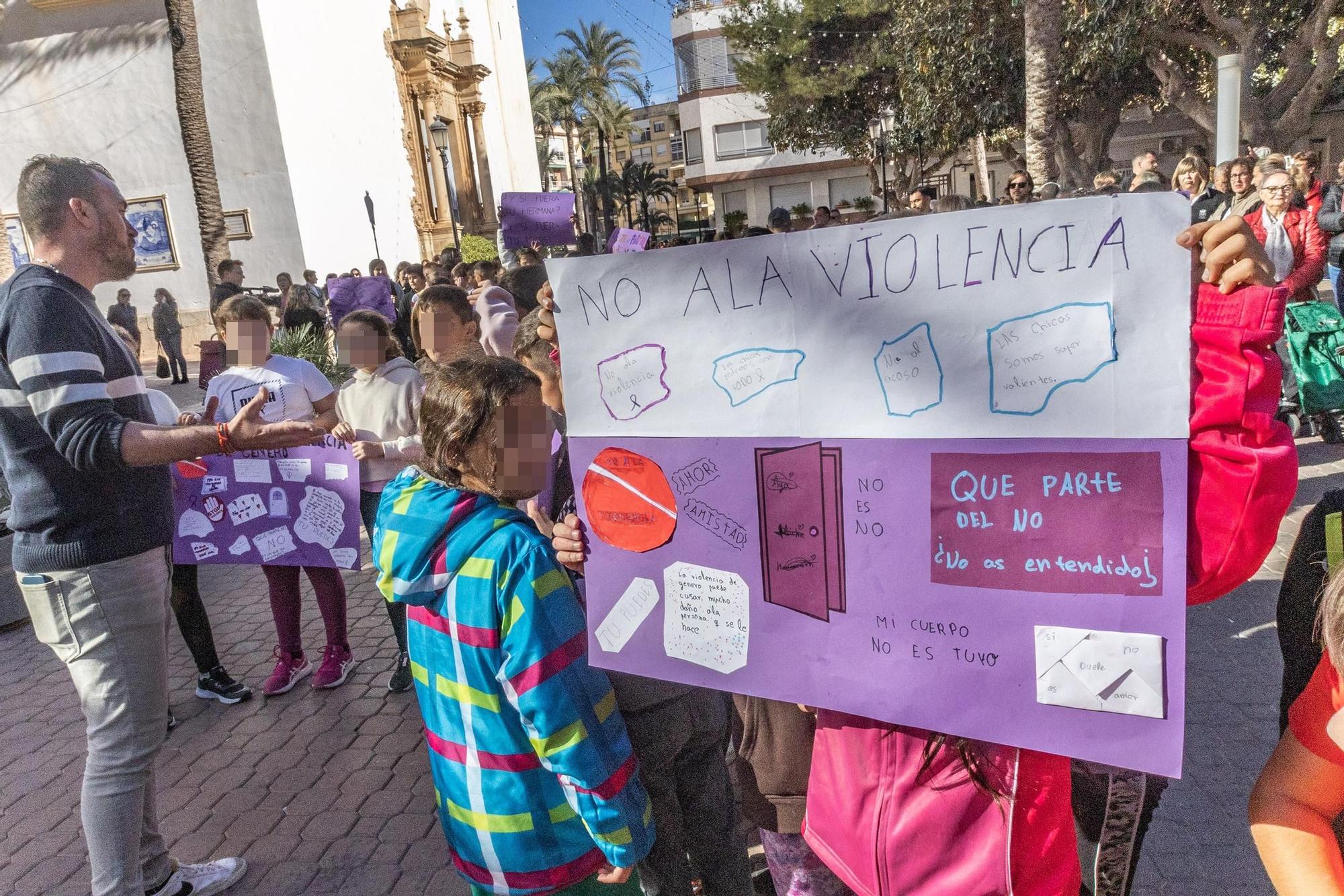 Concentración de repulsa a la violación grupal a una menor de Dolores