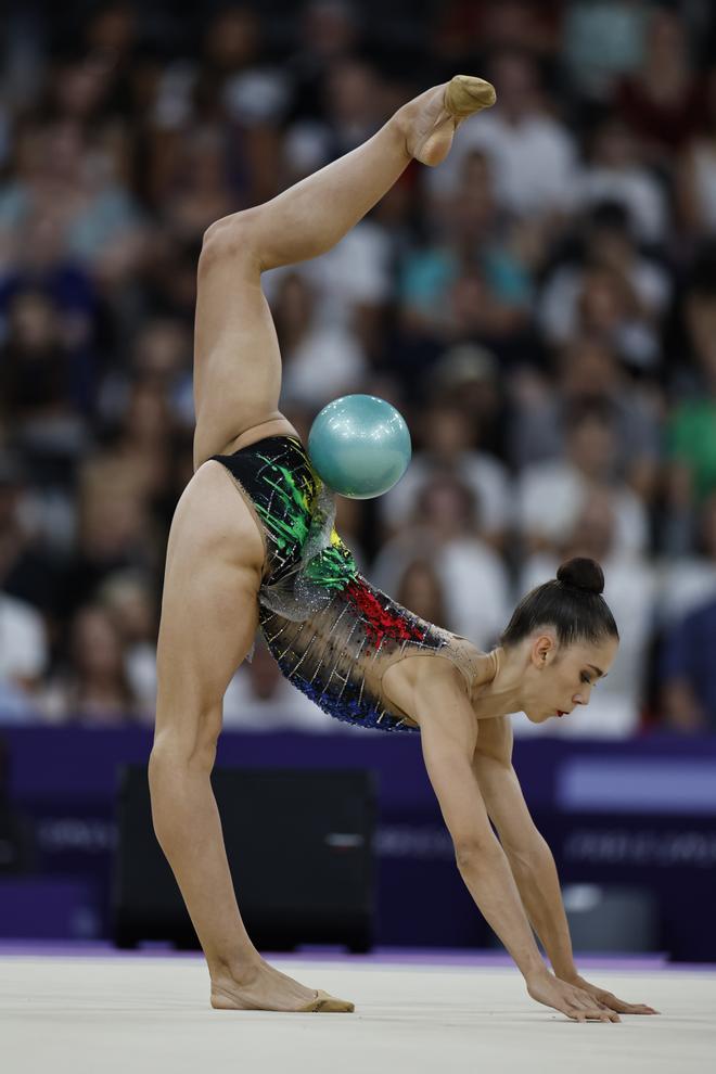 La gimnasta española Polina Berezina ejecuta su rutina de pelota mientras compite en la fase clasificatoria del concurso completo individual de gimnasia rítmica de los Juegos Olímpicos de París 2024.