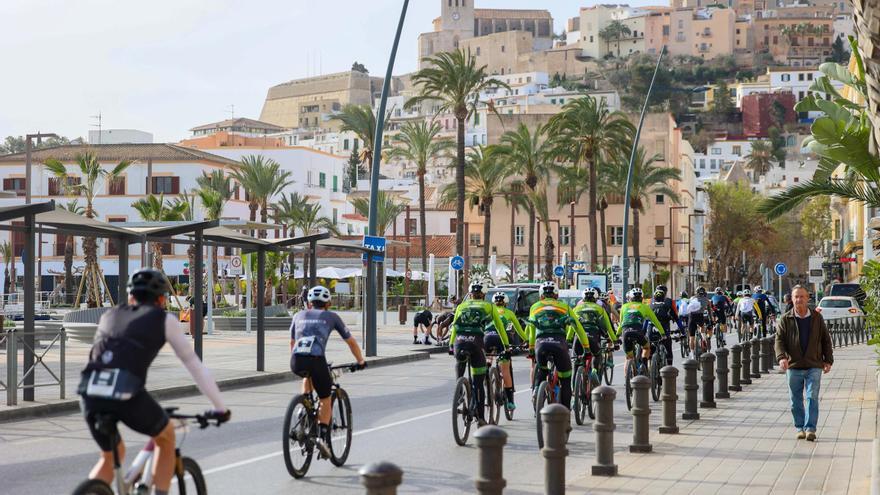 El colombiano Páez y el italiano Cherchi arrasan en la primera etapa de la Vuelta a Ibiza MTB