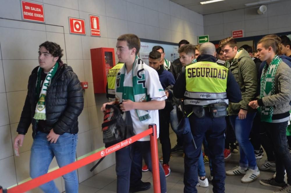 Los aficionados del Elche CF y del Hércules CF apoyan a su equipo antes del derbi