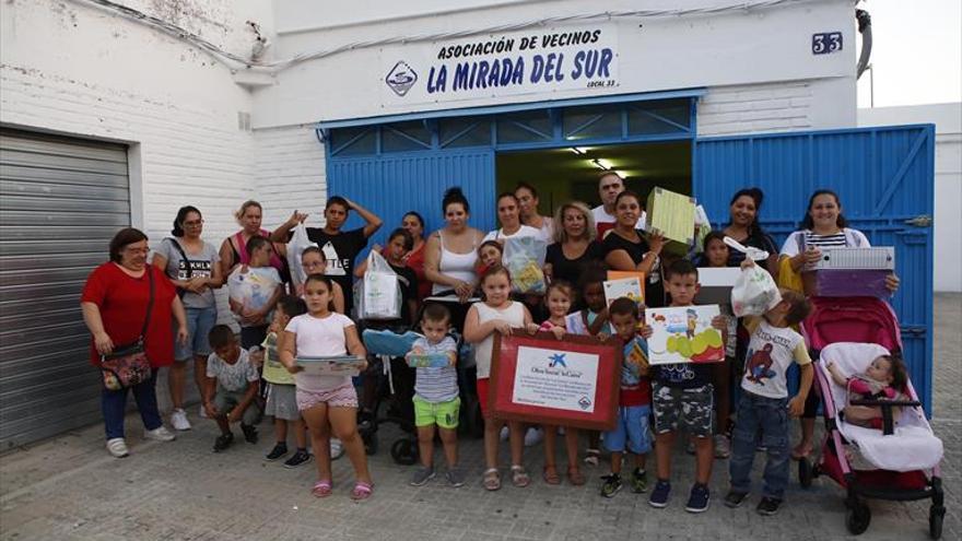 La Mirada del Sur entrega material escolar