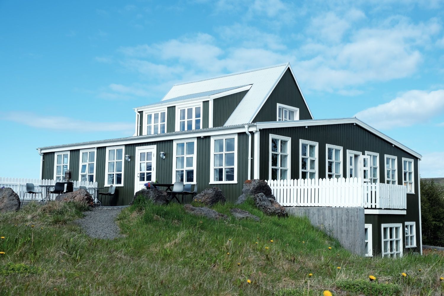 Exterior del coqueto Hotel Godafoss Fossholl.