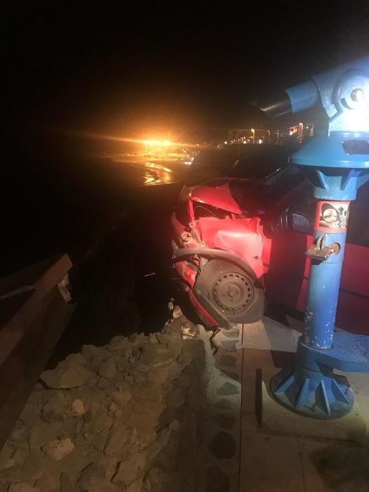 Un coche, a punto de caer a la playa en el Paseo Costa Canaria