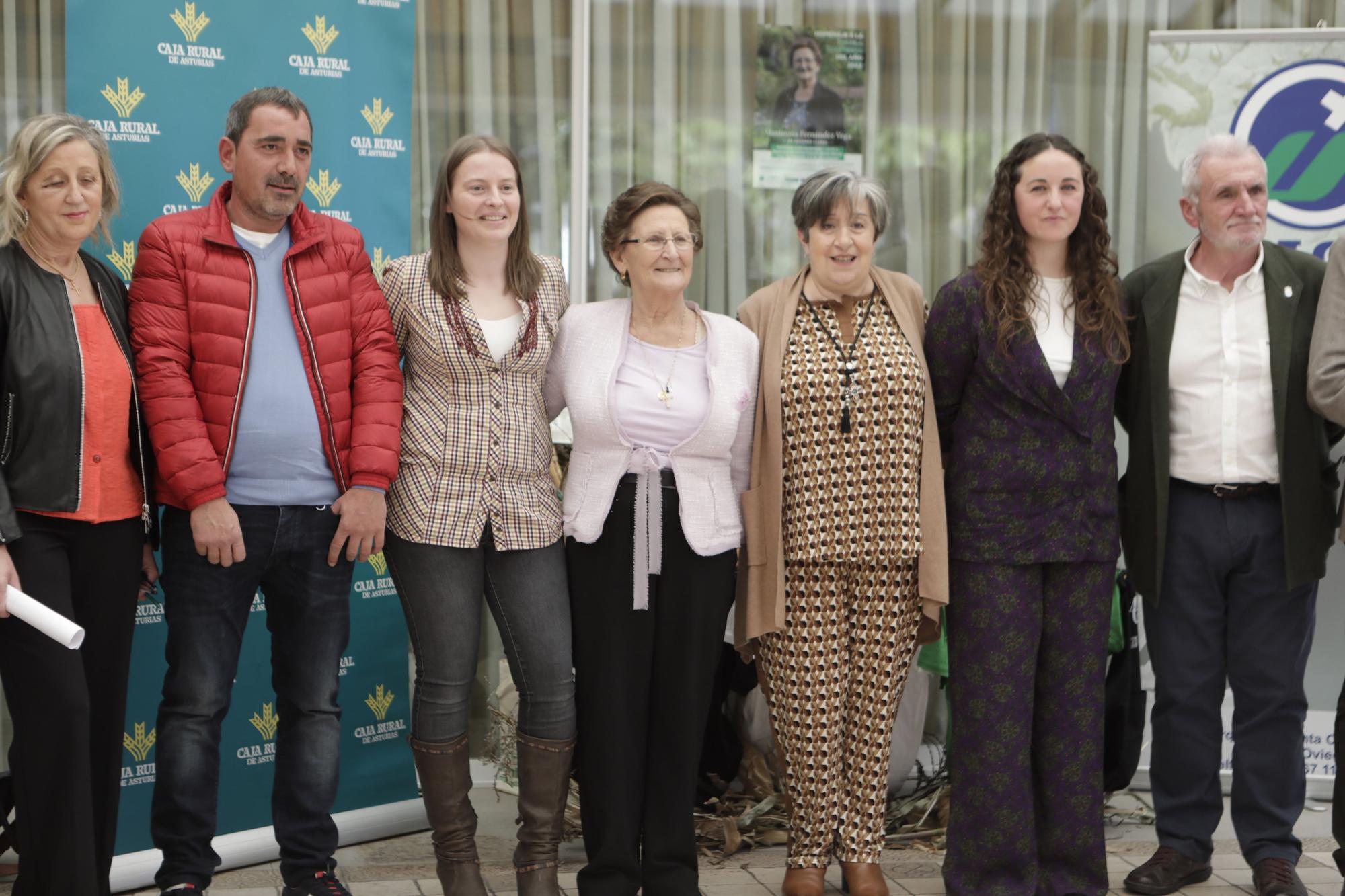 Entrega del premio "Abuela Campesina de Asturias" a la casina Maximina Fernández