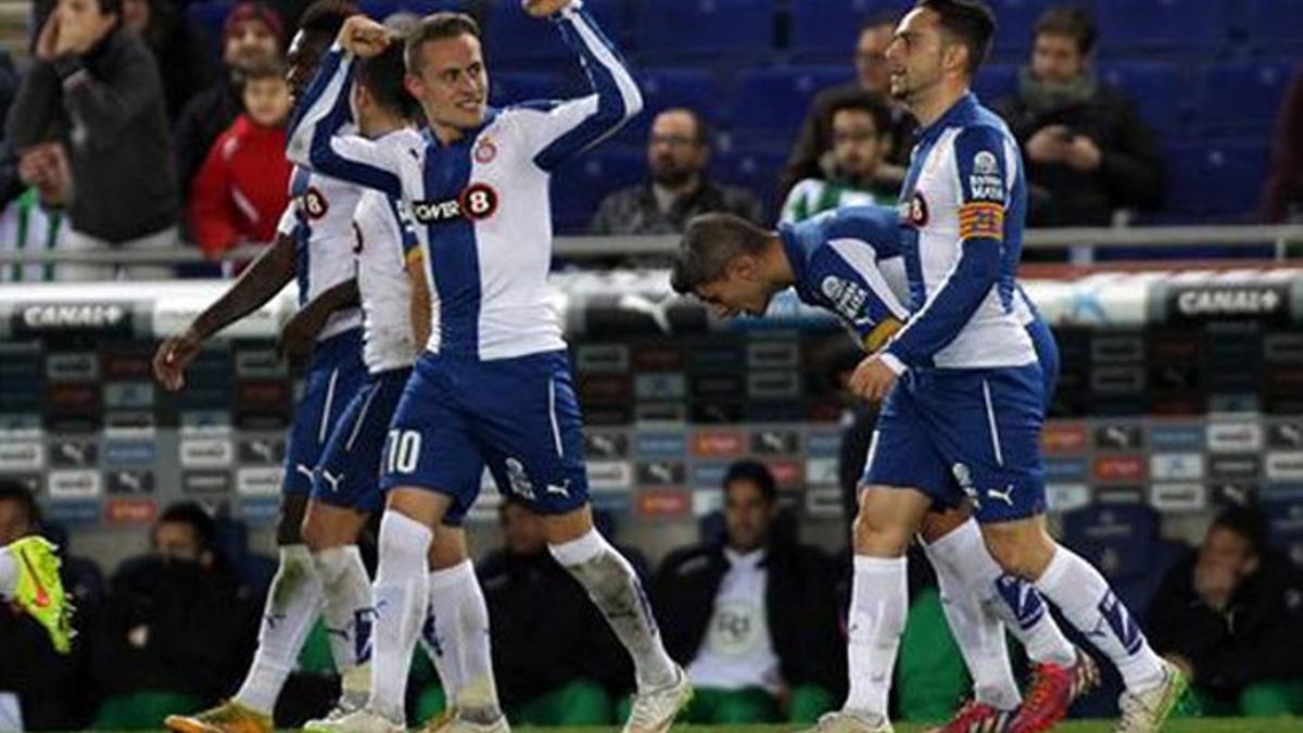 Los jugadores del Espanyol esperan celebrar una victoria el domingo... para seguir soñando