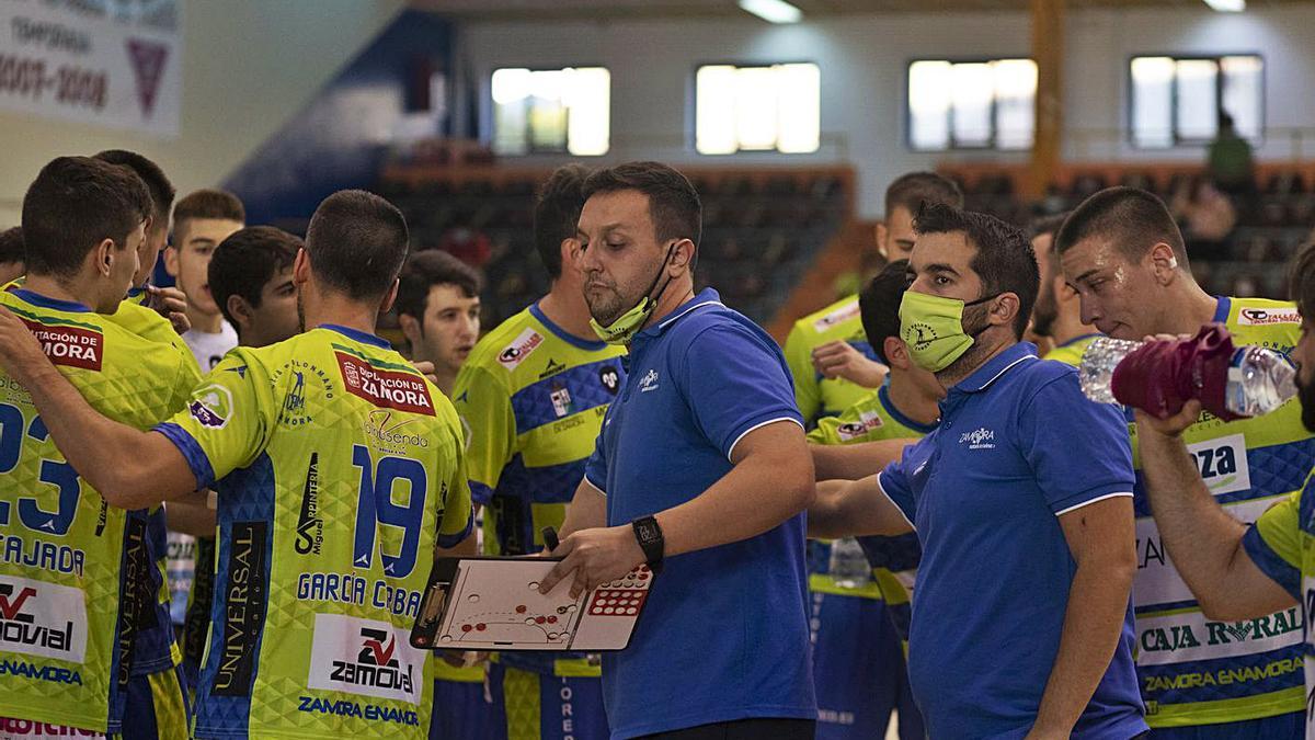 El equipo se conjura durante un amistoso en el Ángel Nieto. | E. F.