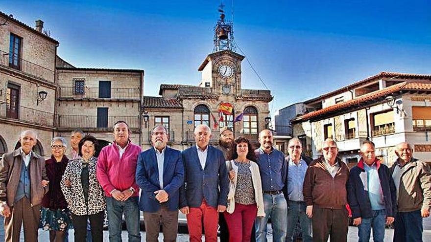 Integrantes de la candidatura Fermoselle Atrévete en la Plaza Mayor de la villa.