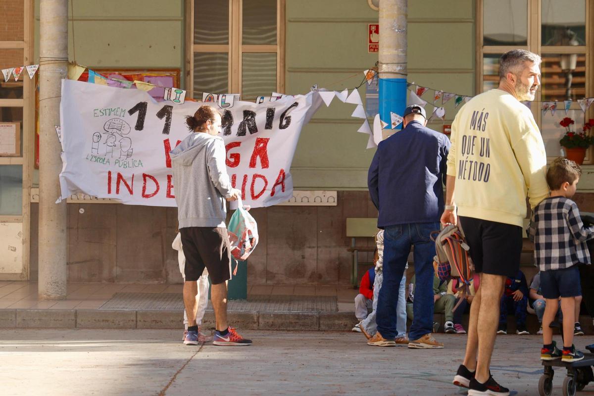 La puerta de un centro educativo en València en la primera jornada de huelga indefinida