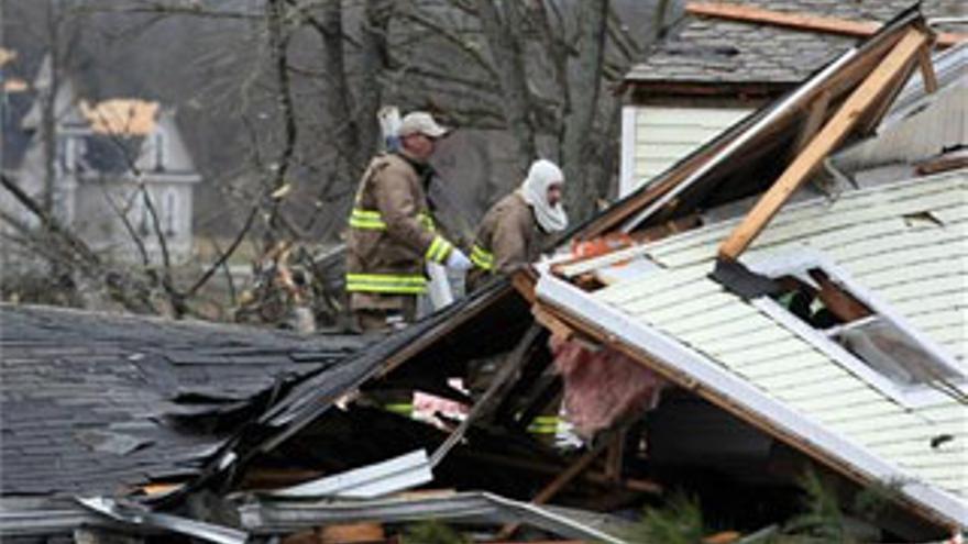Hallan a un bebé vivo entre los escombros causados por los tornados de EEUU