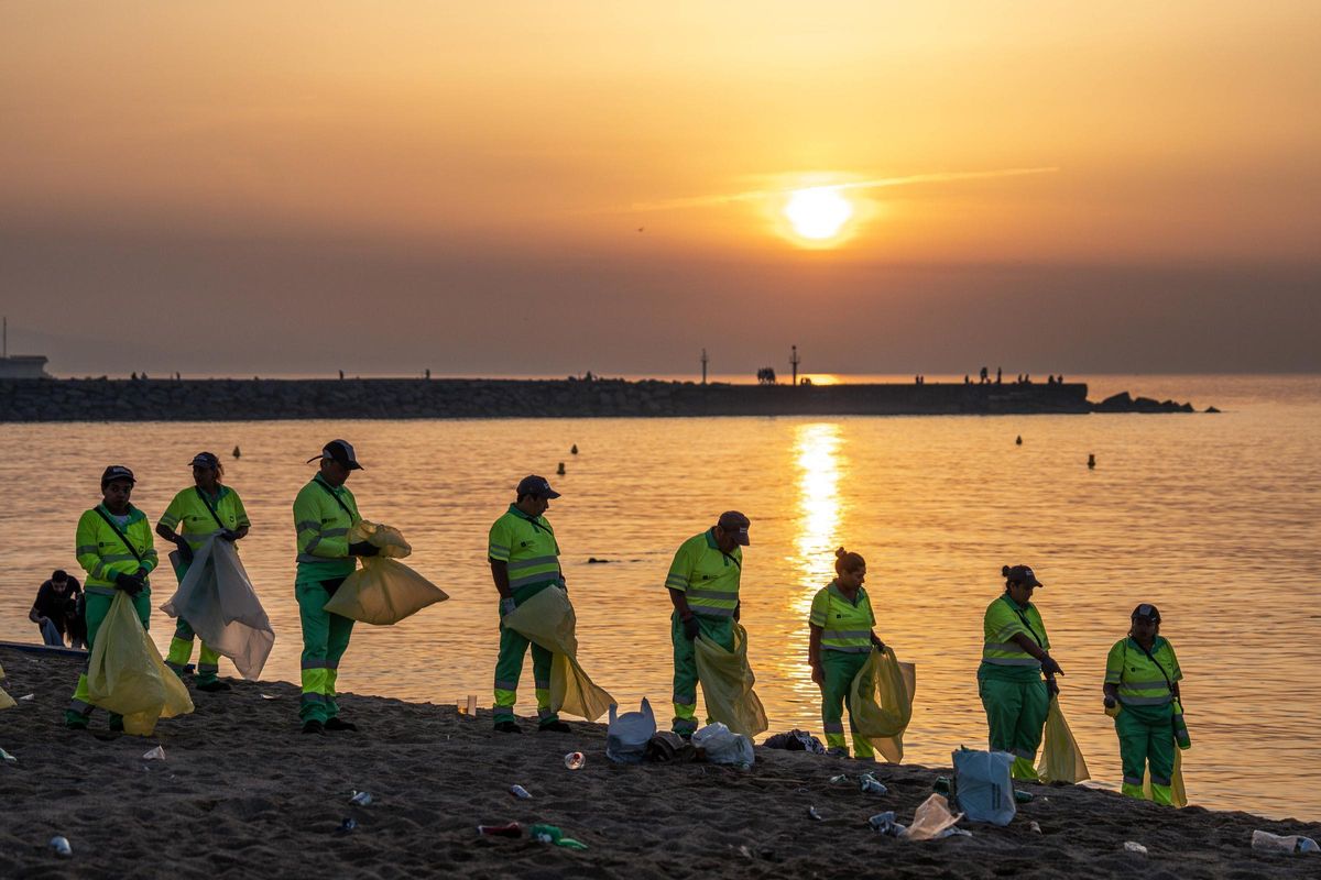 Limpieza de las playas de Barcelona tras la verbena de Sant Joan 2025