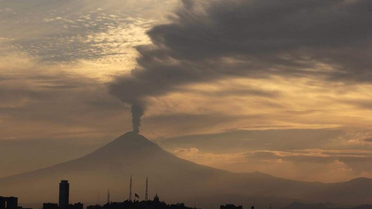 Columna de humo y cenizas sobre el volcán Popocatepetl.