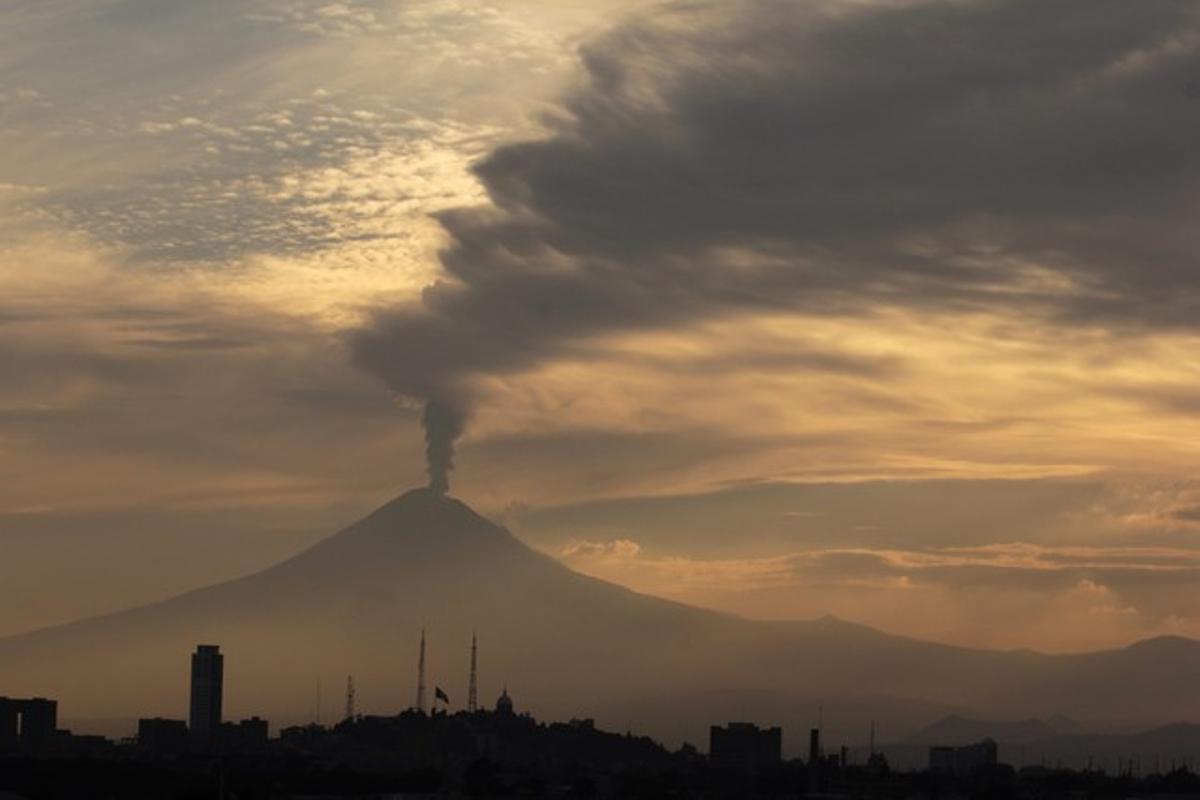 Columna de humo y cenizas sobre el volcán Popocatepetl.
