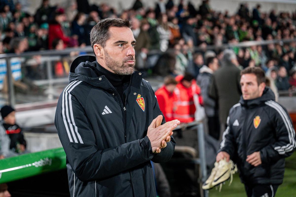 Rubén Sellés, pensativo, durante el partido del sábado en Santander.