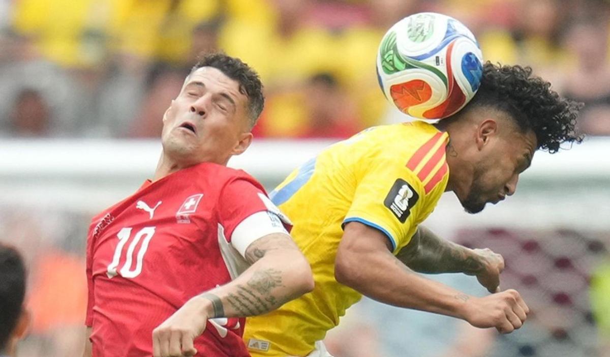 Xhaka y Luis Suárez luchan por un balón aéreo durante el partido