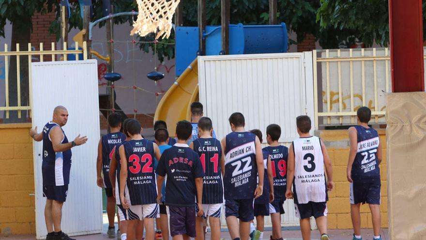 El entrenador y jugadores del Adesa Málaga, en el colegio Lex Flavia.