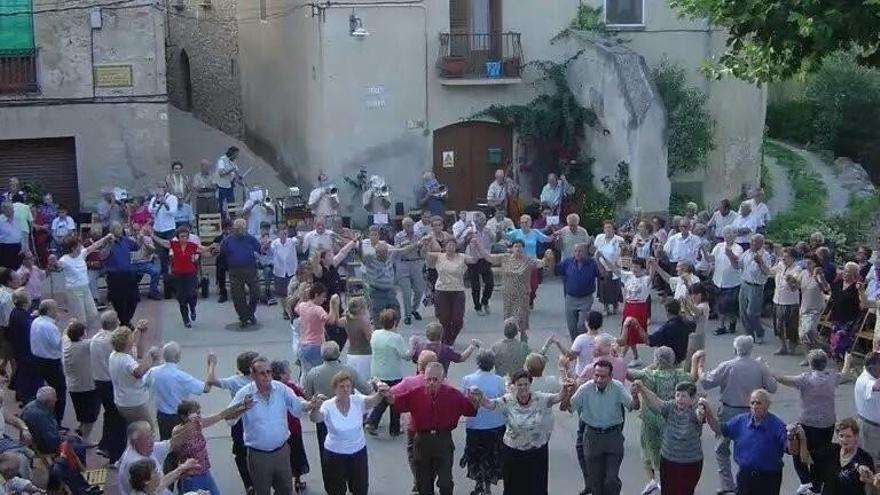 Imatge de la plaça de les Escaules plena a vessar