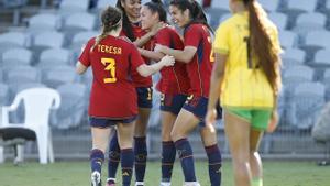 Fiamma Benítez es felicitada por sus compañeras de la selección española tras marcar ante Jamaica, en el partido de las Copa de las Naciones. EFE/EPA/DARREN PATEMAN AUSTRALIA AND NEW ZEALAND OUT
