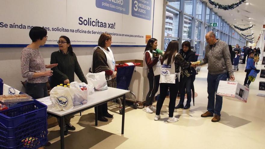Voluntarios del Banco de Alimentos, en el Carrefour de Travesía de Vigo el sábado. // Alba Villar