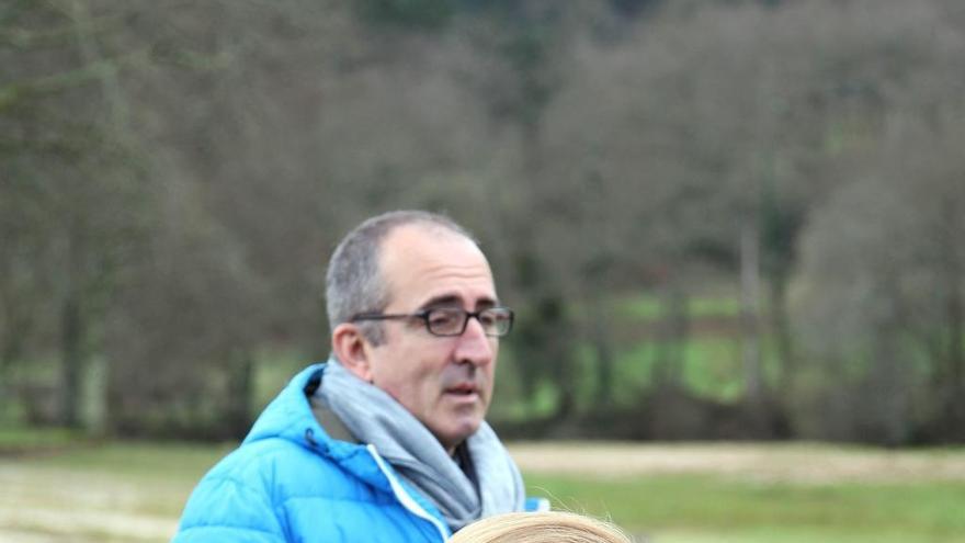 El jefe de Servizo de Consevación da Natureza y la directora xeral de Patrimonio Natural, hoy, en la playa fluial de A Estrada. // Bernabé / Juan Carlos Asorey