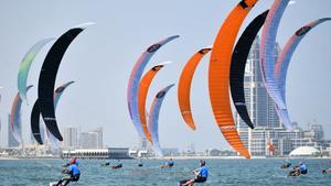 Una fotografía de la Asociación de Comités Olímpicos Nacionales muestra a los competidores durante una carrera de kitefoil en la playa Katara de Doha, en el tercer día de los primeros Juegos Mundiales de Playa ANOC.