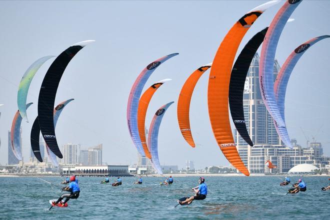 Una fotografía de la Asociación de Comités Olímpicos Nacionales muestra a los competidores durante una carrera de kitefoil en la playa Katara de Doha, en el tercer día de los primeros Juegos Mundiales de Playa ANOC.