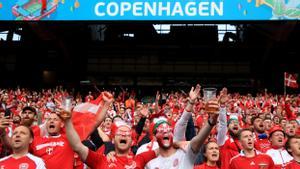 Aficionados daneses celebran uno de los goles de la selección ante Rusia.