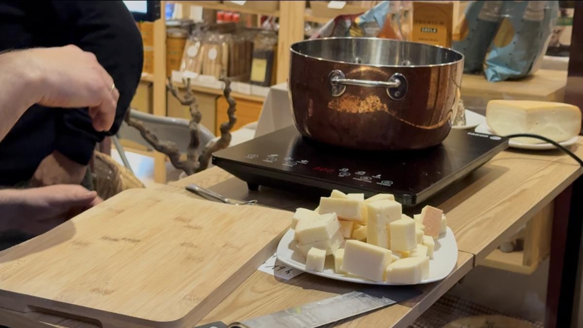 Un moment de la preparació de la fondue de formatges de proximitat.