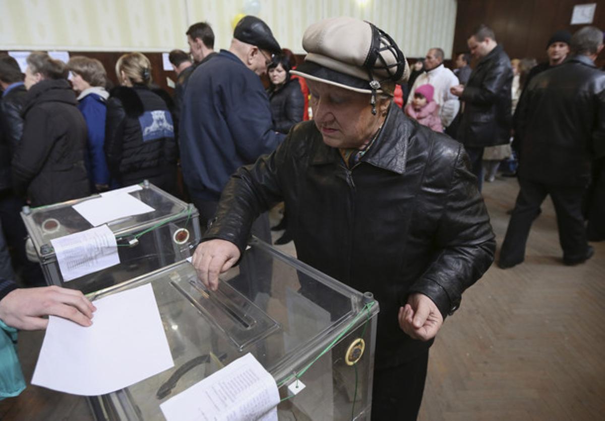 Ciutadans de Bakhtxissarai voten aquest diumenge en el referèndum d’annexió a Rússia.