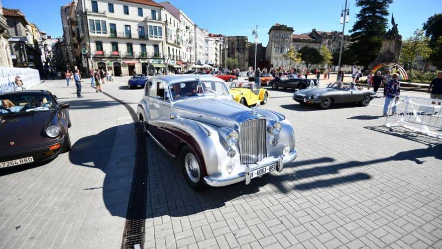 El Bentley y los otros vehículos abandonan la Praza de España.