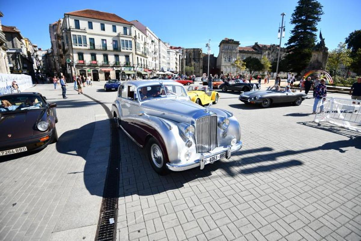 El grupo de pilotos y propietarios de los coches clásicos que ayer llegaron a Pontevedra.   | // GUSTAVO SANTOS