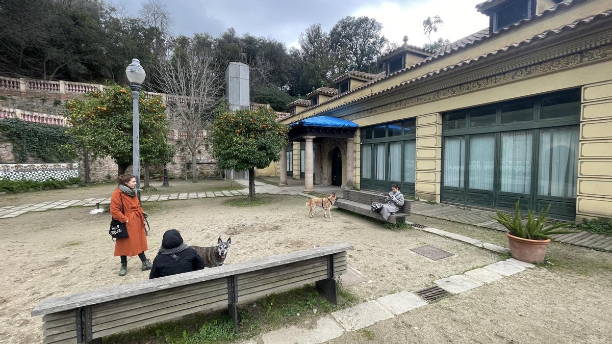 El restaurante cerrado de la Font del Gat, en los jardines Laribal (Montjuïc)