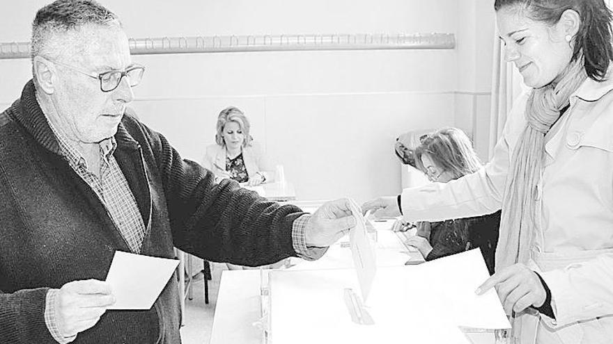 José Pío Noriega, ayer, votando en Colombres.