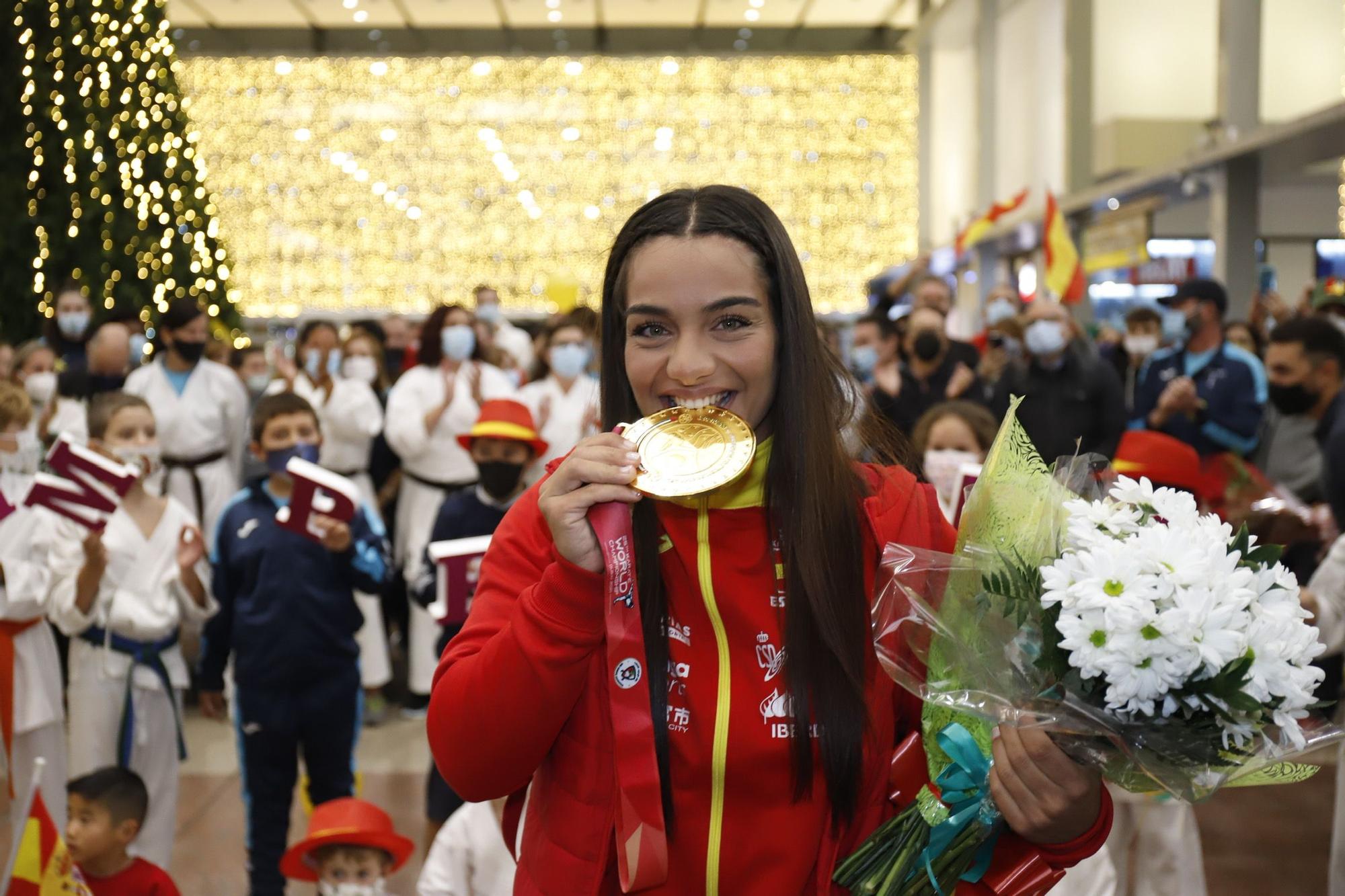 María Torres ya está en Málaga con su oro mundial en kárate