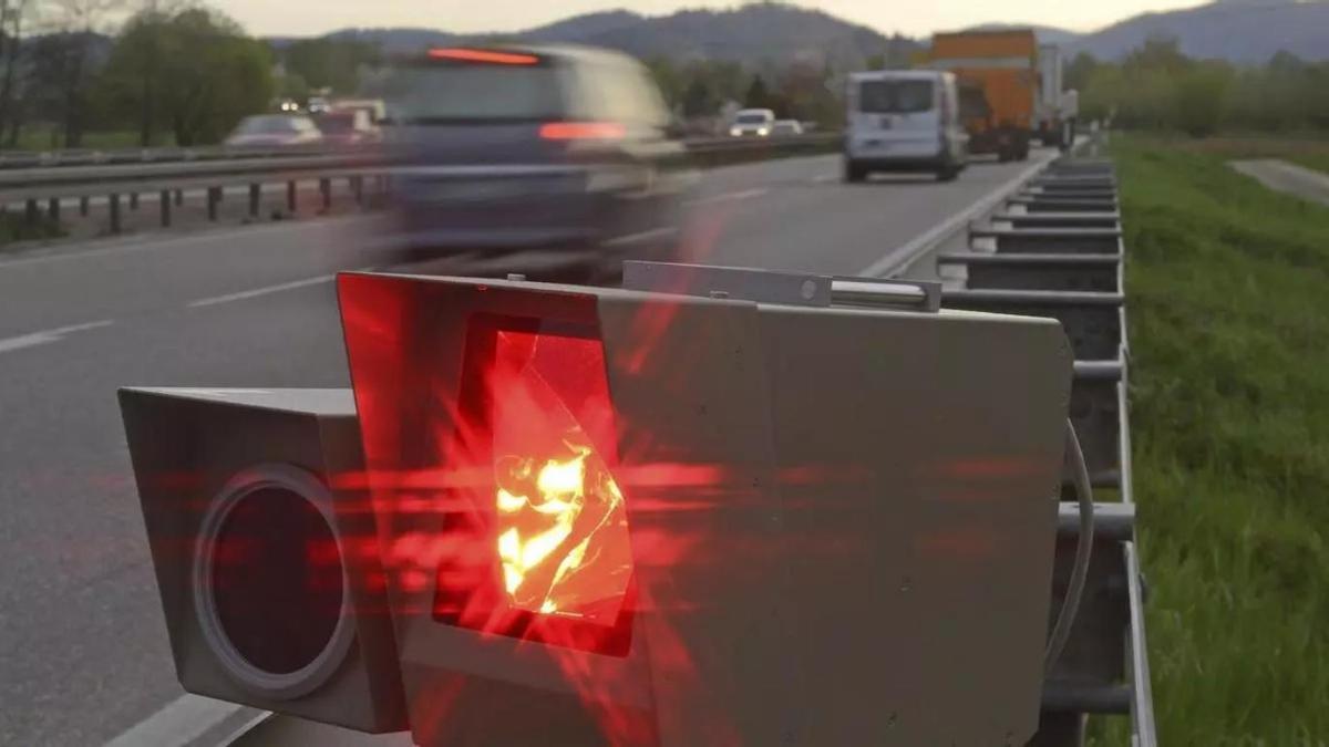 Un radar policial de control de velocidad.
