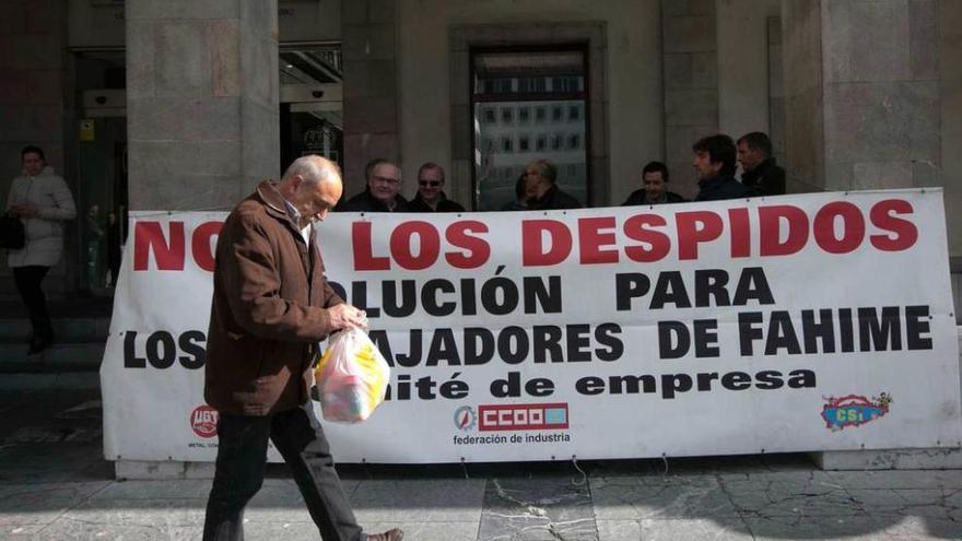 Los trabajadores de Fahime concentrados ayer ante la Consejería de Industria.