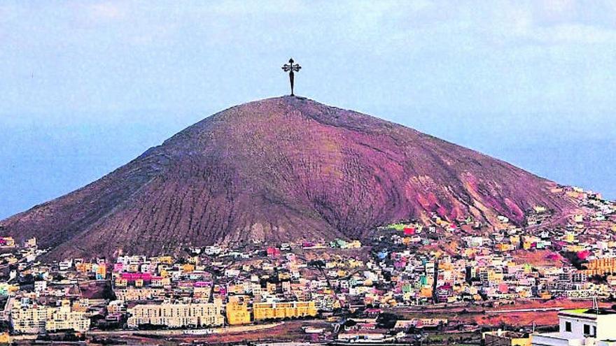 Simulación de la propuesta de Ángel Ruiz Quesada para la cima de la Montaña de Ajódar, vista desde Gáldar.