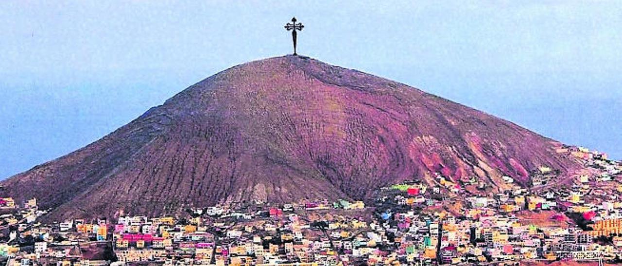 Simulación de la propuesta de Ángel Ruiz Quesada para la cima de la Montaña de Ajódar, vista desde Gáldar.