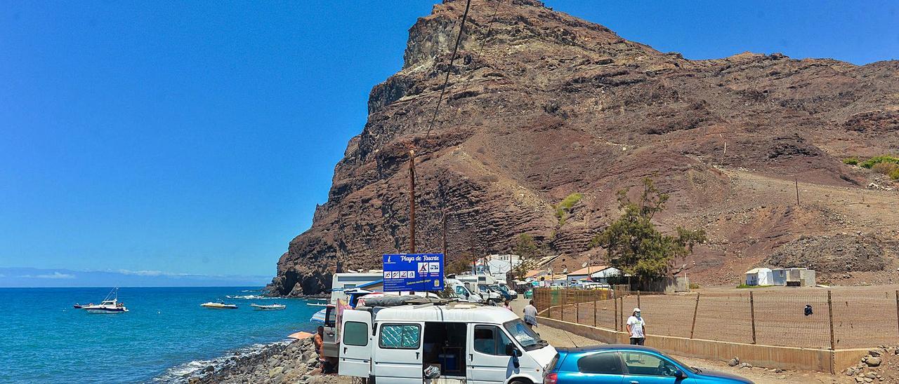 Coches aparcados en el barranco junto a la playa de Tasarte, lugar de una de las inversiones del Gobierno de Canarias en la Mancomunidad del Norte.