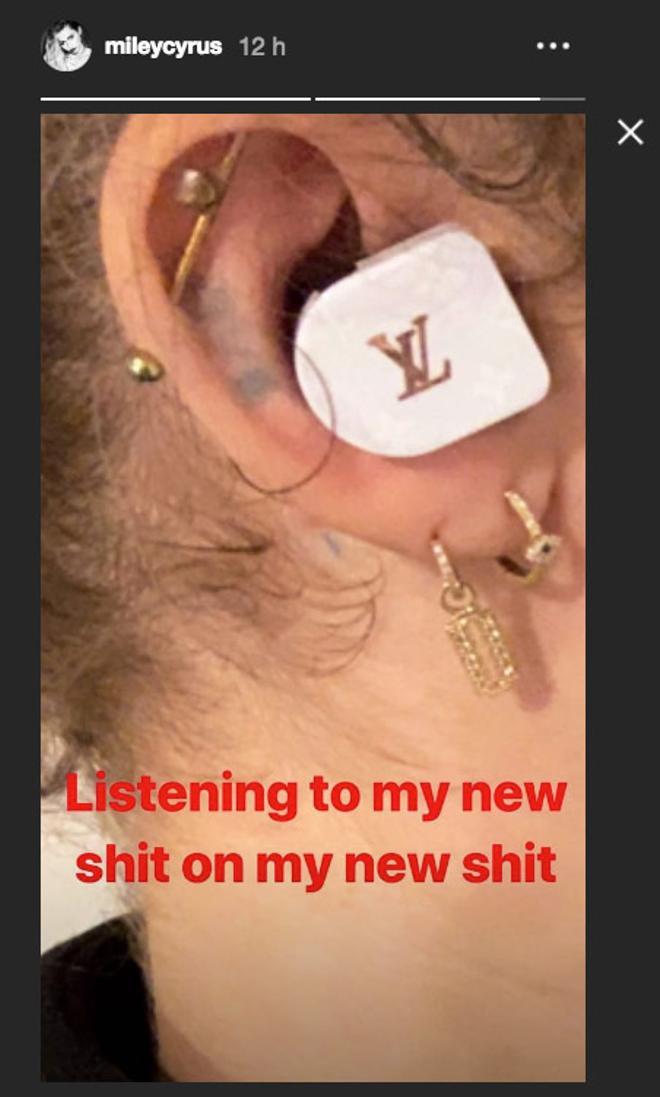 La oreja de Miley Cyrus con auriculares de Louis Vuitton