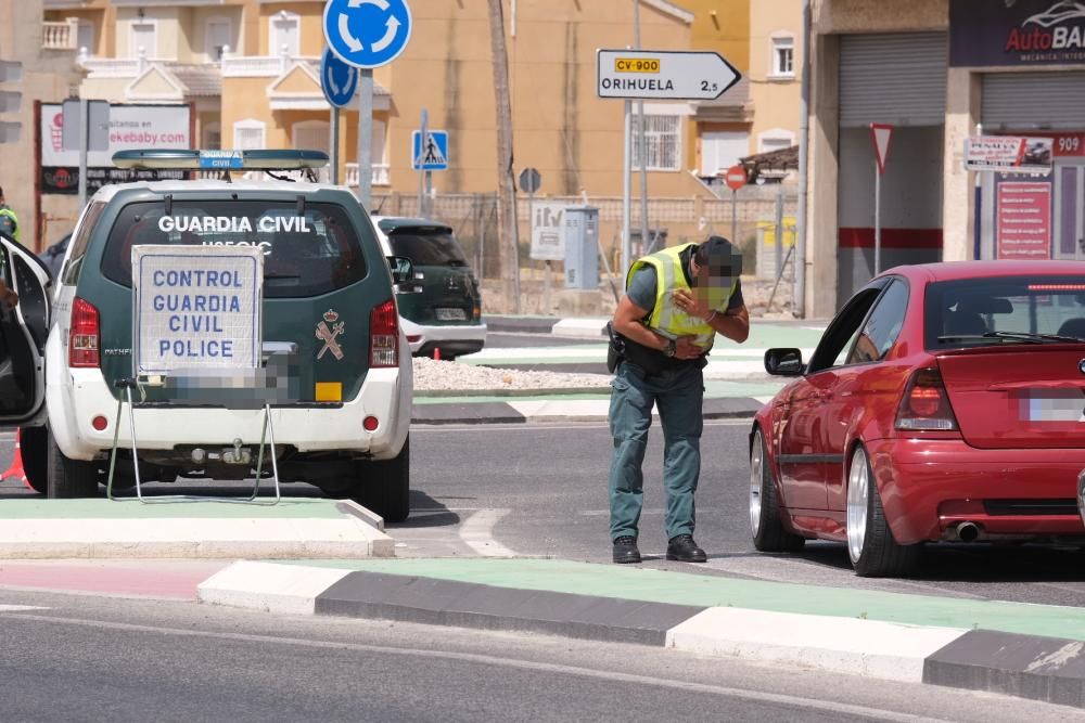 Despliegue de la Guardia Civil en el barrio del Rincón de Redován para poner coto a la venta al menudeo de droga