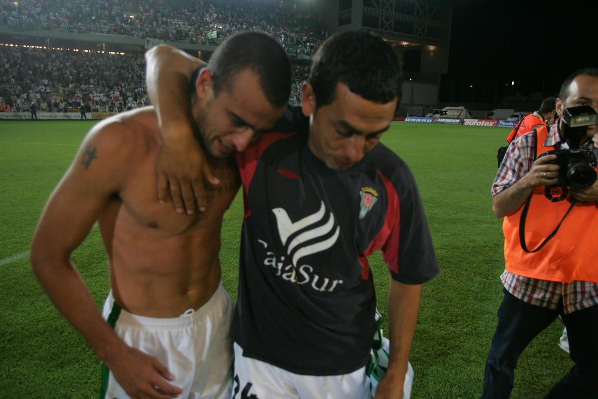 Cristian Álvarez y Ariel Montenegro, en el Córdoba CF-Valladolid el 12 de junio de 2005.