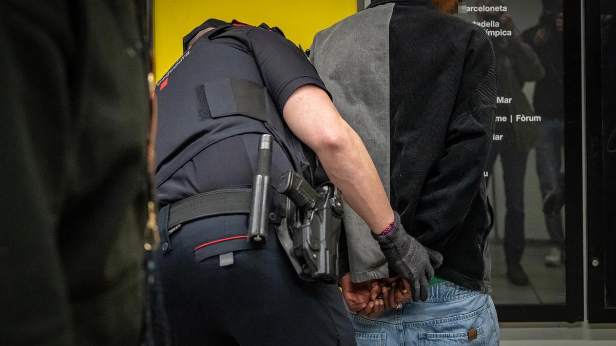 Mil agentes se despliegan en Barcelona, Badalona y LHospitalet en un macrodispositivo contra la multirreincidencia