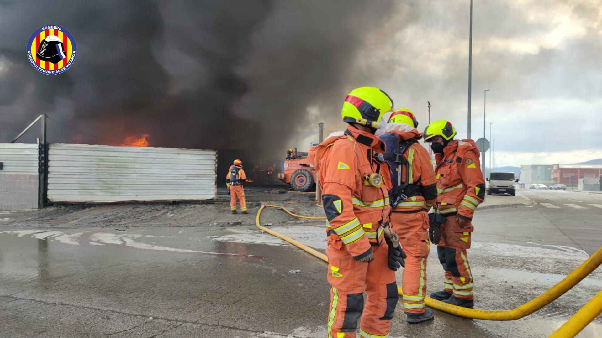 Incendio de una nave industrial en Loriguilla