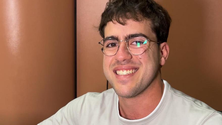 Músico y graduado en Relaciones Internacionales: así es Pablo, el doble canario de Quevedo
