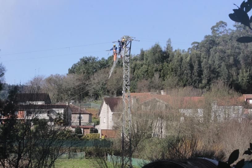 Arreglo de una avería eléctrica en Ameixoada en enero. |   S.A.