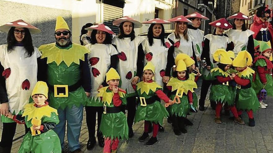 Desfile en Aliseda con los alumnos del colegio El Tesoro